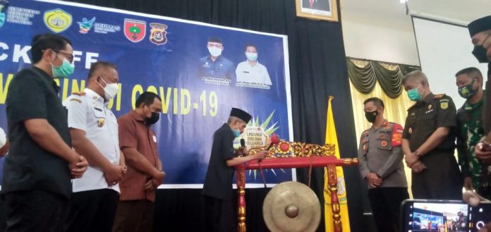 Wali Kota Baubau H AS Tamrin memukul Gong tanda meresmikan Pencanangan Vaksin Covid-19 di Kota Baubau. (Foto: Novi/suryametro.id)