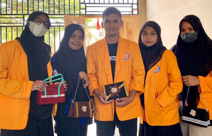 Mahasiswa FKIP Ekonomi UHO Hasilkan Tas Dari Limbah Botol Plastik