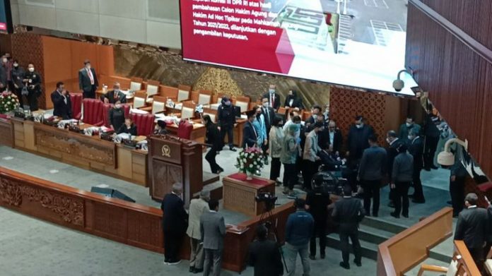 wakil-ketua-banggar-dpr-ambruk-seusai-berikan-berkas-ke-puan-maharani-mlf