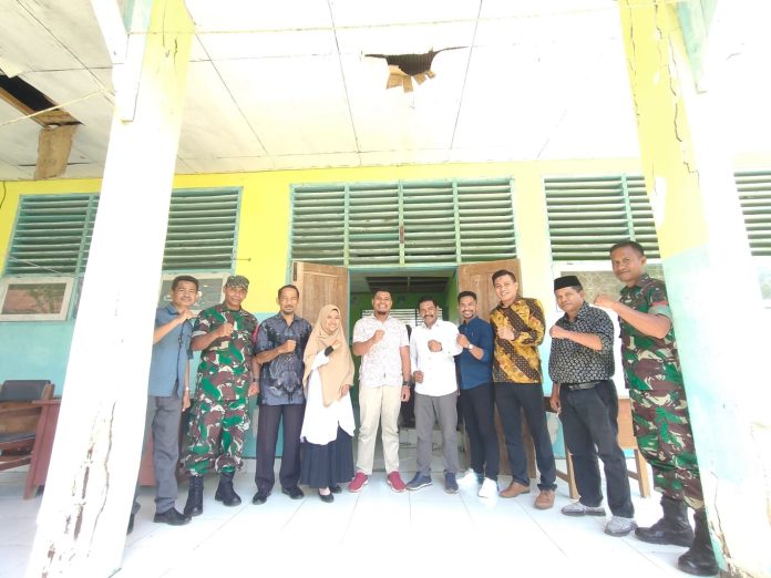 Foto bersama Kepala SMAN 4 Raha bersama Pengurus IKA Alumni, Anggota DPRD Muna